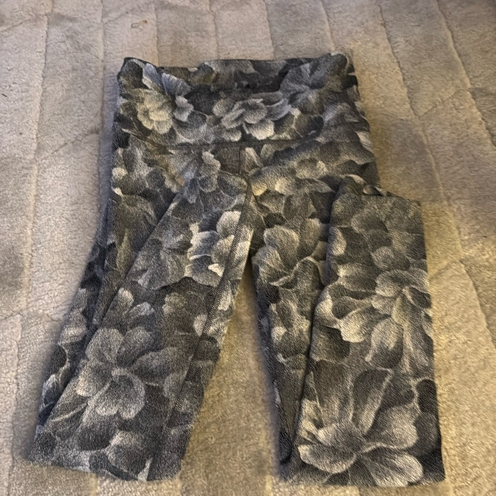 athleta black and white patterned leggings